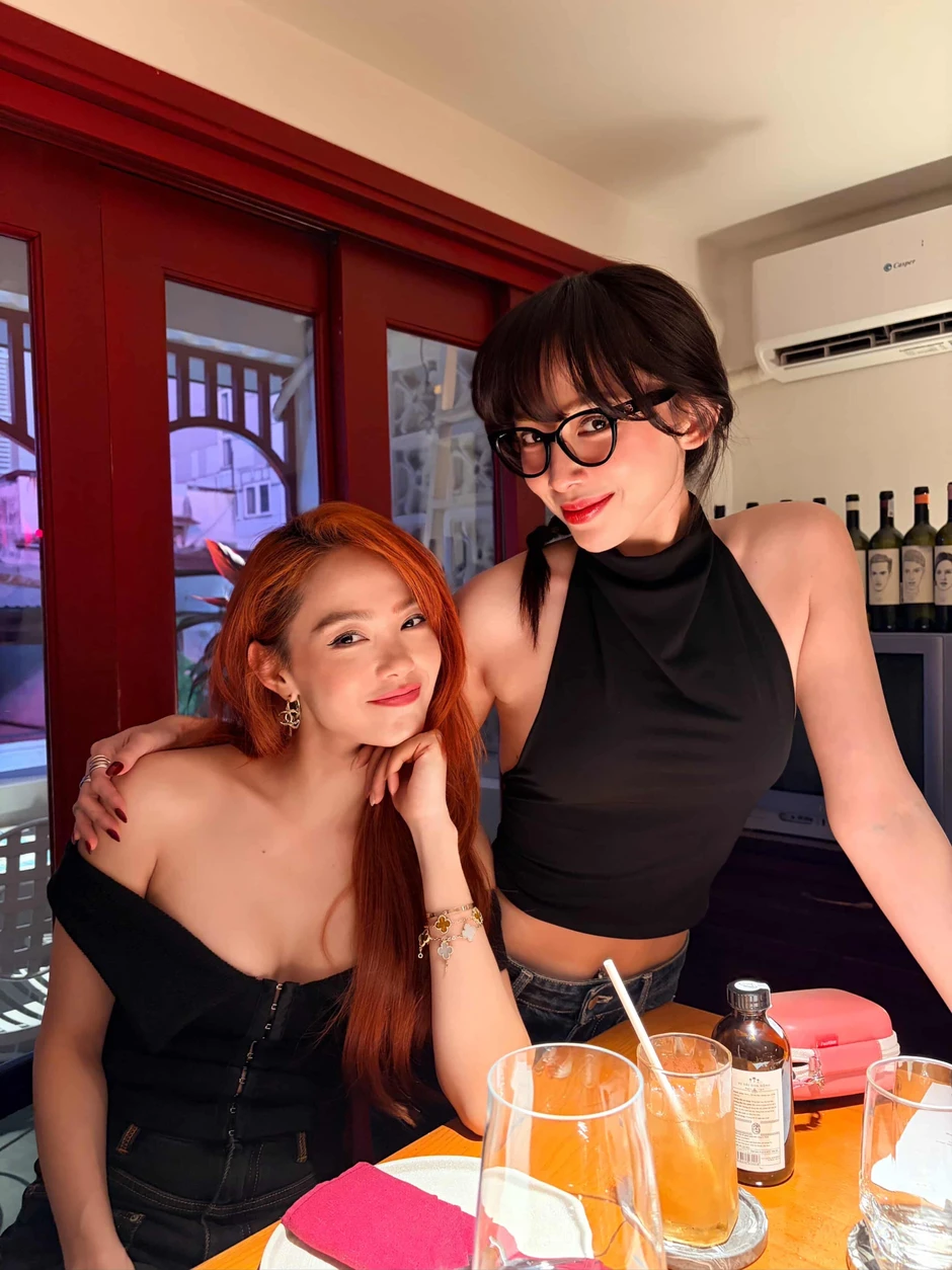 Mang hết camera thường ra vẫn không dìm nổi Minh Hằng và Tóc Tiên Mang hết camera thường ra vẫn không dìm nổi Minh Hằng và Tóc Tiên
