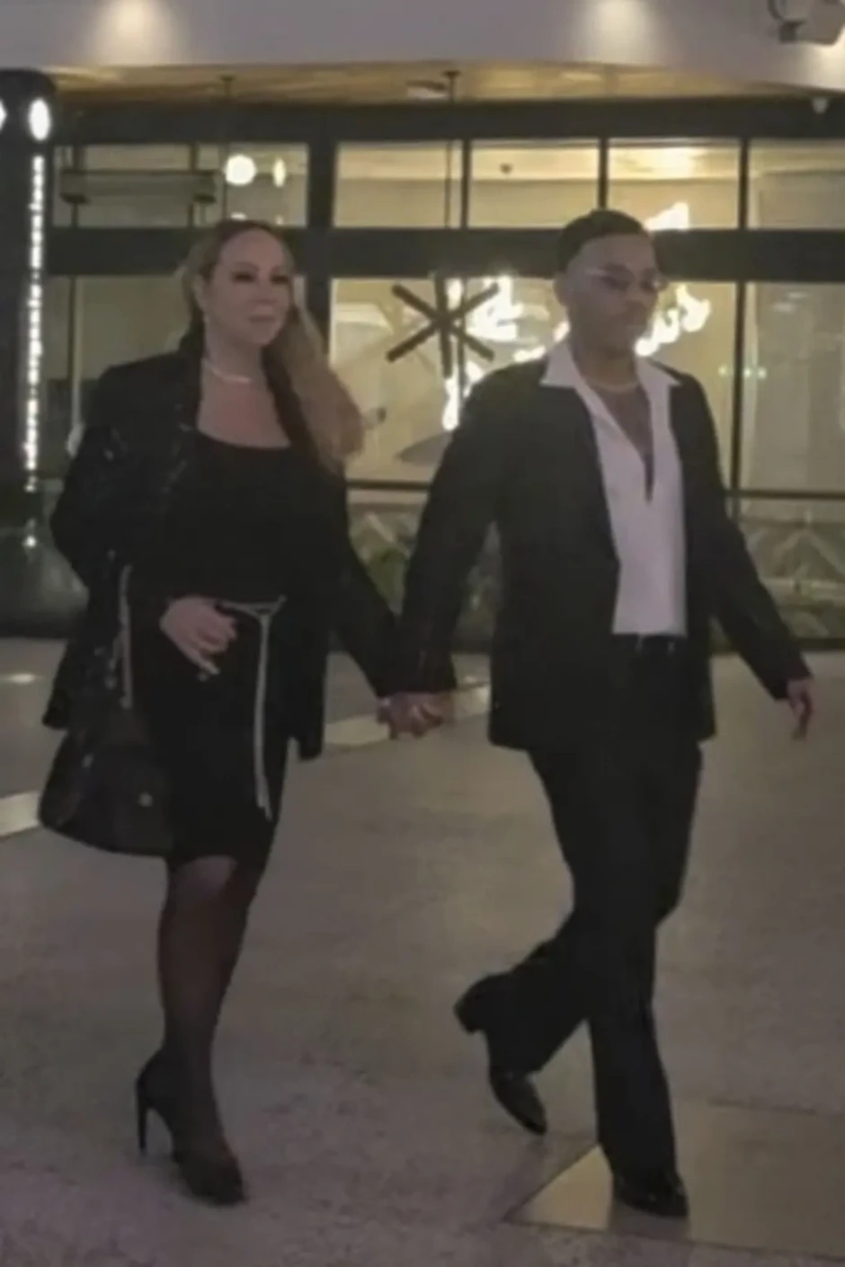 Mariah Carey nắm tay rapper đi xem phim Mariah Carey nắm tay rapper đi xem phim