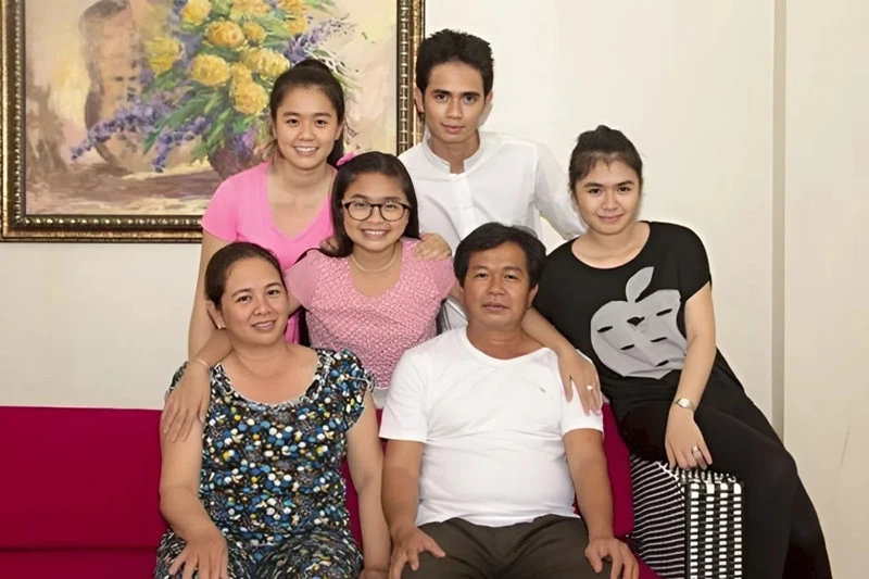 Mâu thuẫn gia đình của sao Việt: Người bị từ mặt, người 30 năm không gặp cha Mâu thuẫn gia đình của sao Việt: Người bị từ mặt, người 30 năm không gặp cha