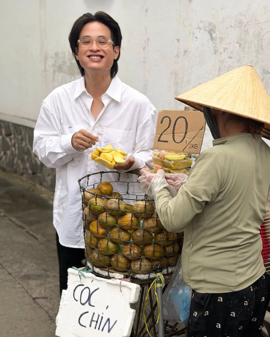 MC Hoài Anh VTV đẹp nền nã, Cục trưởng Xuân Bắc chống ngập giữa đêm