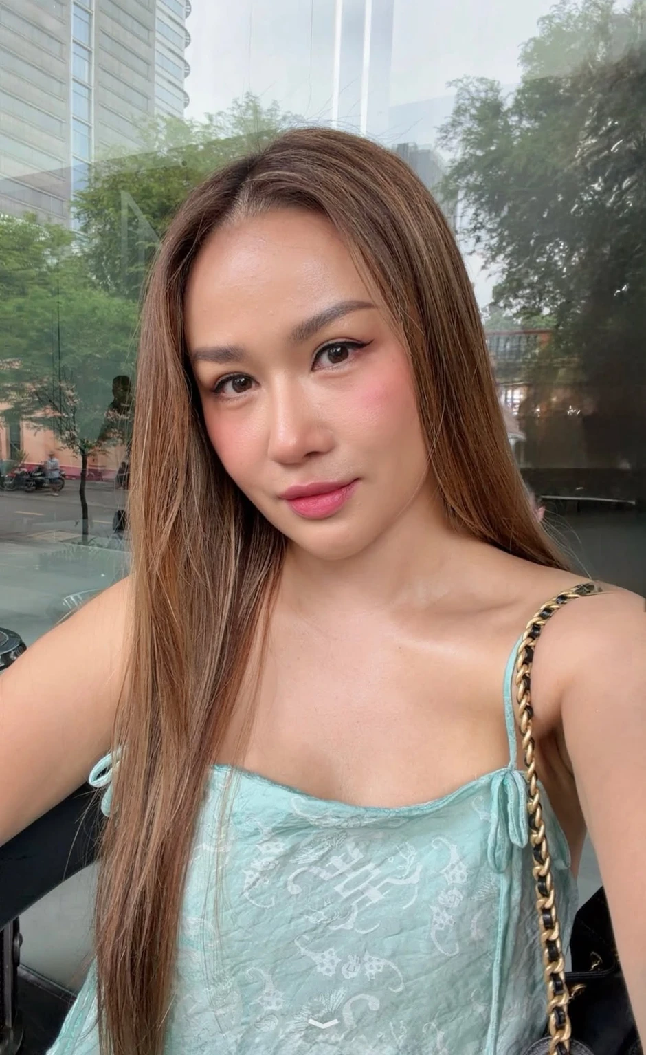 MC Hoài Anh VTV đẹp nền nã, Cục trưởng Xuân Bắc chống ngập giữa đêm