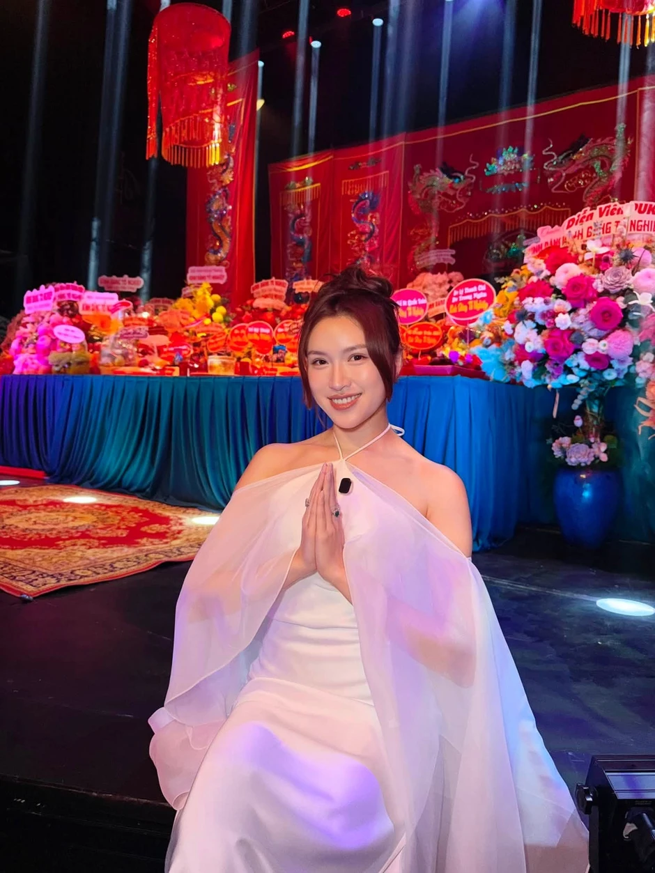 MC Khánh Vy VTV xinh xắn, hoa hậu H'Hen Niê kiệt sức sau hơn 24 tiếng làm việc MC Khánh Vy VTV xinh xắn, hoa hậu H'Hen Niê kiệt sức sau hơn 24 tiếng làm việc