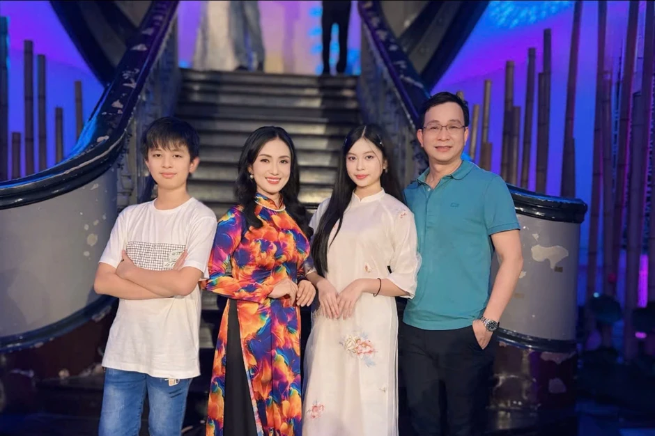 MC Phương Thảo tuổi 47 viên mãn, hôn nhân kín tiếng với chồng bác sĩ trưởng khoa MC Phương Thảo tuổi 47 viên mãn, hôn nhân kín tiếng với chồng bác sĩ trưởng khoa