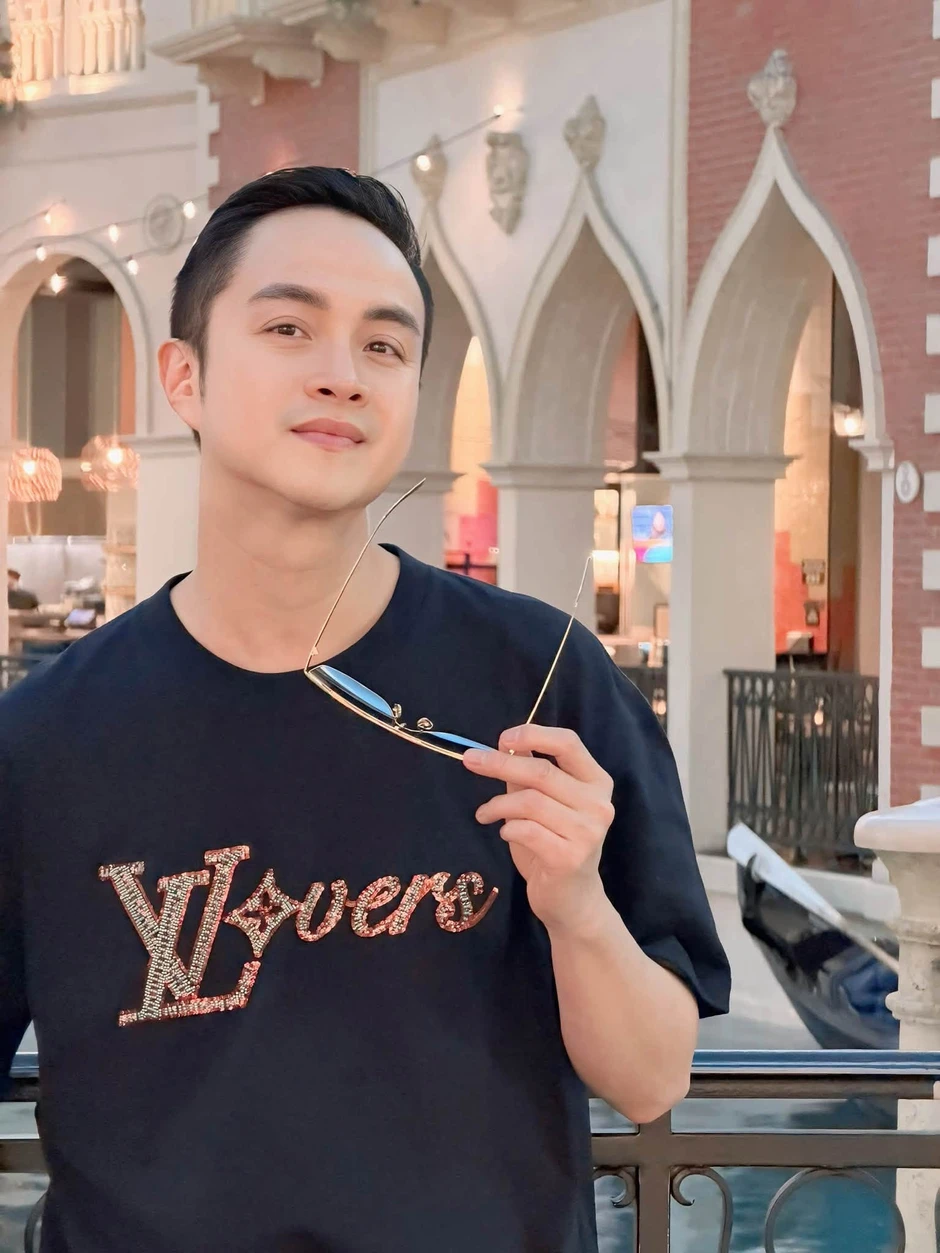 MC Thùy Linh VTV hạnh phúc bên chồng kém 5 tuổi, Siu Black vui hết mình bên bạn bè MC Thùy Linh VTV hạnh phúc bên chồng kém 5 tuổi, Siu Black vui hết mình bên bạn bè