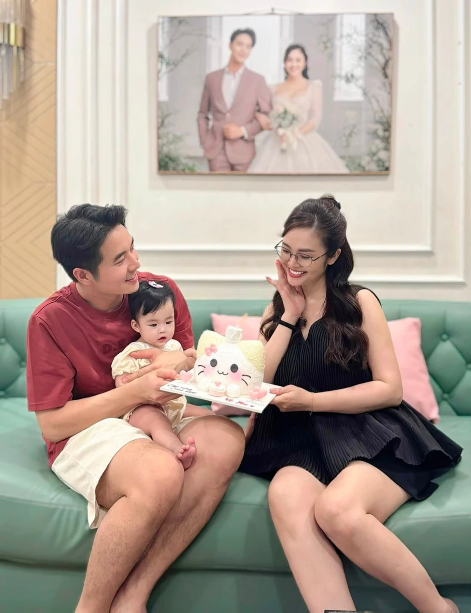 MC Thùy Linh VTV hạnh phúc bên chồng kém 5 tuổi, Siu Black vui hết mình bên bạn bè MC Thùy Linh VTV hạnh phúc bên chồng kém 5 tuổi, Siu Black vui hết mình bên bạn bè