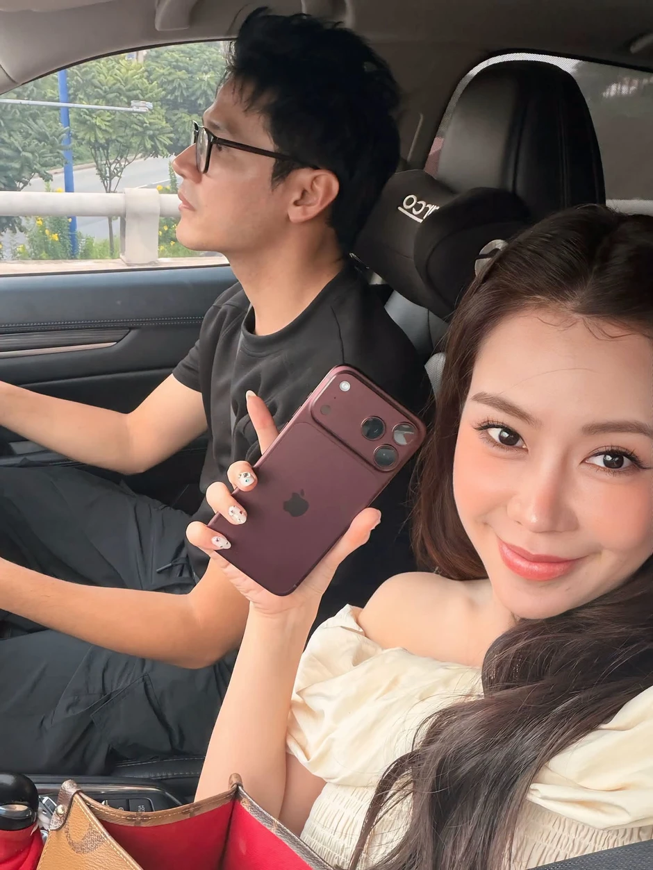 MC Thùy Linh VTV hạnh phúc bên chồng kém 5 tuổi, Siu Black vui hết mình bên bạn bè MC Thùy Linh VTV hạnh phúc bên chồng kém 5 tuổi, Siu Black vui hết mình bên bạn bè