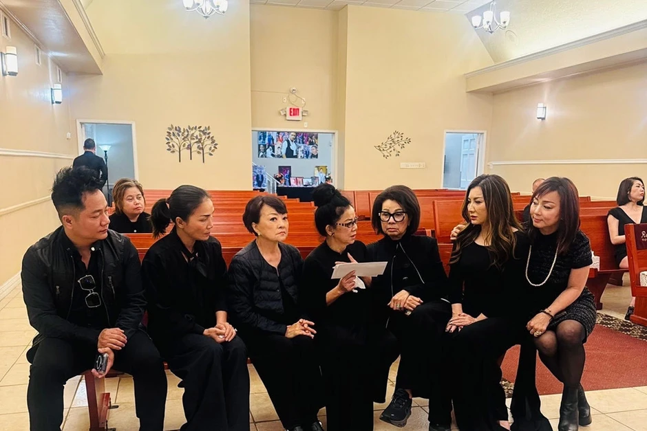 Mẹ ca sĩ Kasim Hoàng Vũ đứng không vững, tiễn con trong đau đớn Mẹ ca sĩ Kasim Hoàng Vũ đứng không vững, tiễn con trong đau đớn