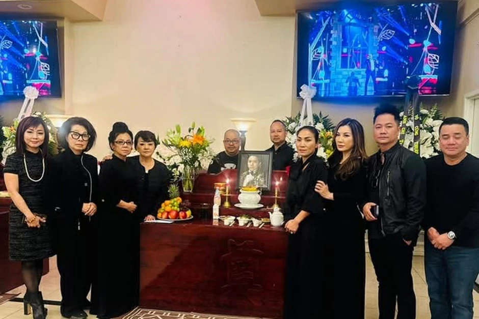 Mẹ ca sĩ Kasim Hoàng Vũ đứng không vững, tiễn con trong đau đớn Mẹ ca sĩ Kasim Hoàng Vũ đứng không vững, tiễn con trong đau đớn