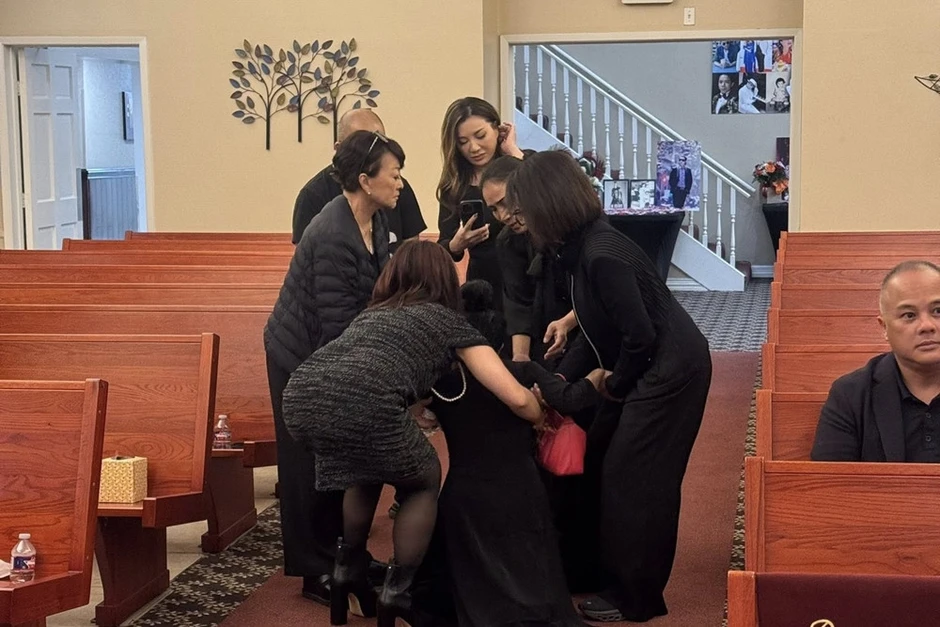 Mẹ ca sĩ Kasim Hoàng Vũ đứng không vững, tiễn con trong đau đớn Mẹ ca sĩ Kasim Hoàng Vũ đứng không vững, tiễn con trong đau đớn