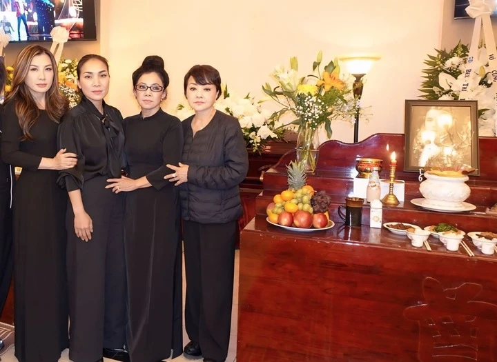 Mẹ khóc ngất bên linh cữu Kasim Hoàng Vũ, nhiều đồng nghiệp tiễn đưa Mẹ khóc ngất bên linh cữu Kasim Hoàng Vũ, nhiều đồng nghiệp tiễn đưa