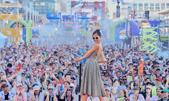 Miss World Opal Suchata hòa mình với lễ hội Songkran