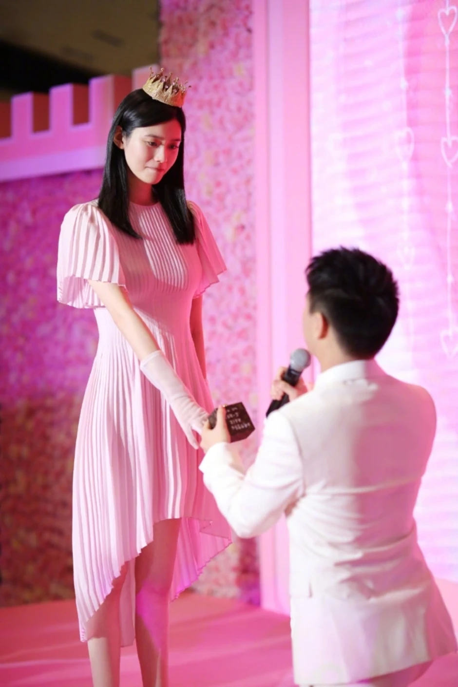 Mối tình con trai 'Vua sòng bạc' và siêu mẫu nội y Mối tình con trai 'Vua sòng bạc' và siêu mẫu nội y
