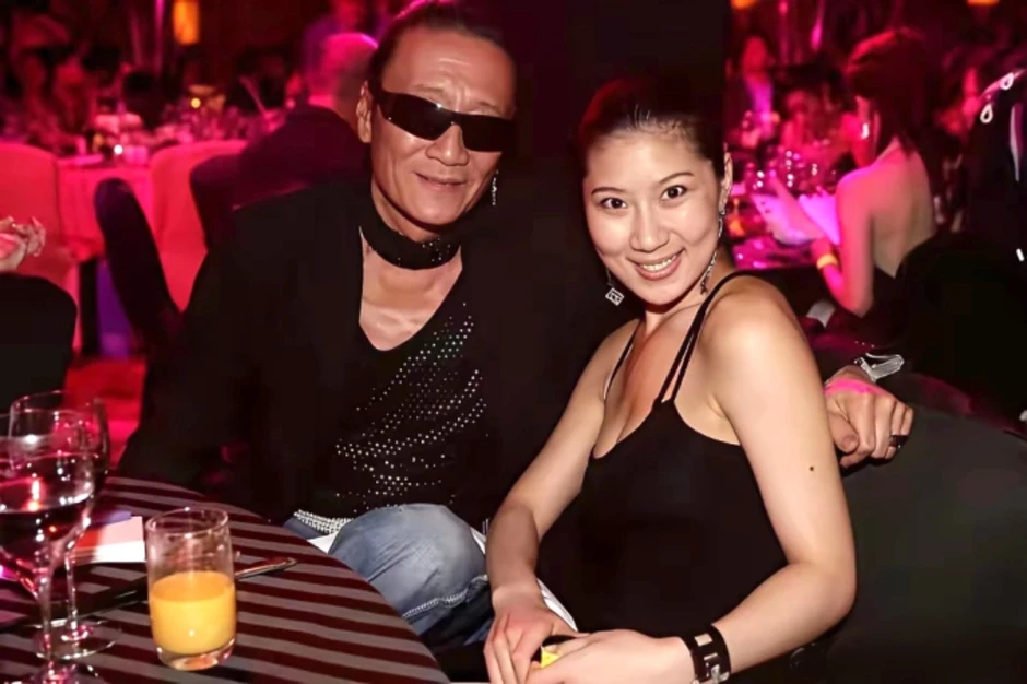 Mối tình 'thần bài' Tạ Hiền và cô gái kém 49 tuổi Mối tình 'thần bài' Tạ Hiền và cô gái kém 49 tuổi