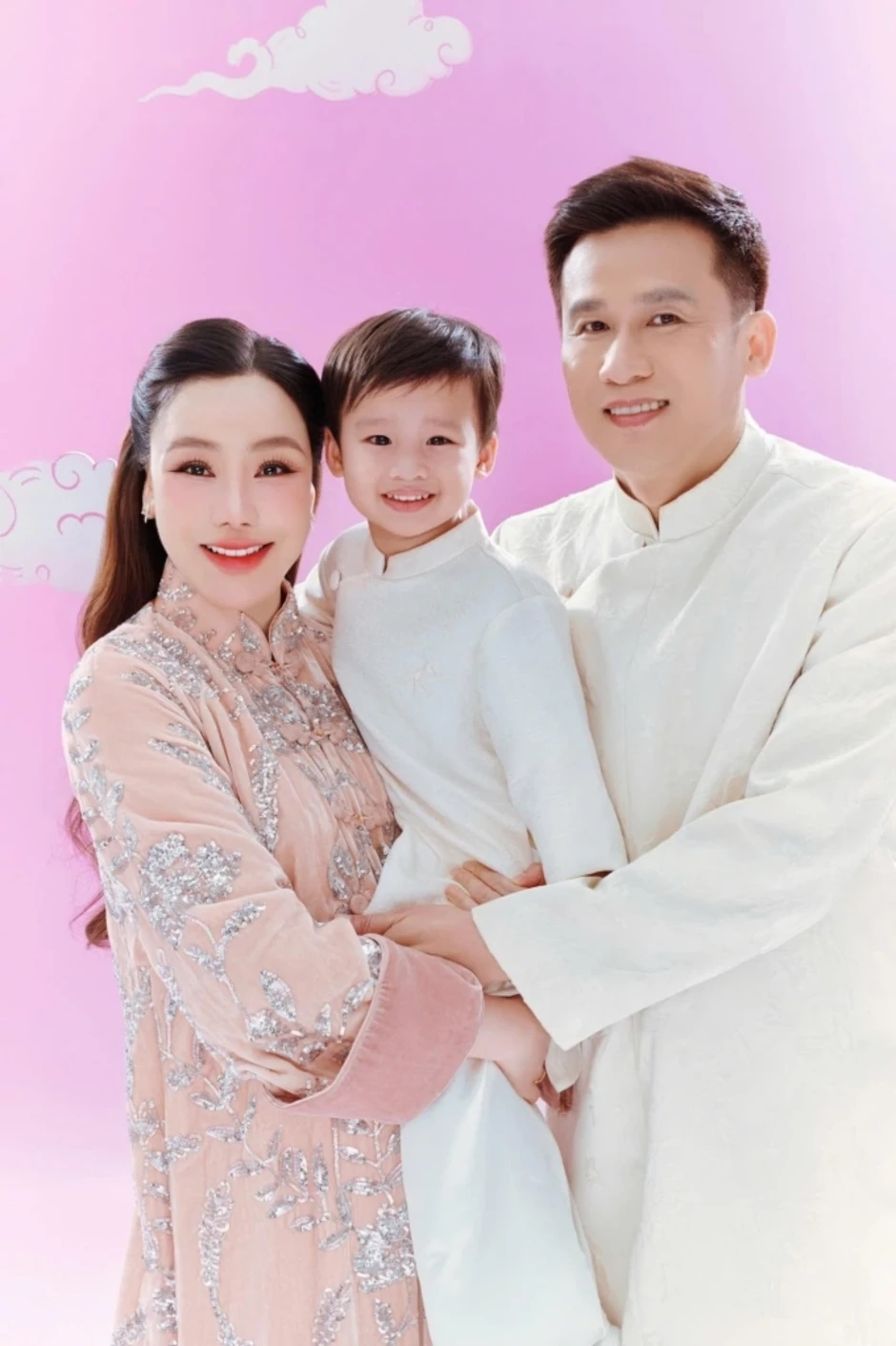 Một năm xây tổ ấm của vợ chồng Hồ Quỳnh Hương Một năm xây tổ ấm của vợ chồng Hồ Quỳnh Hương