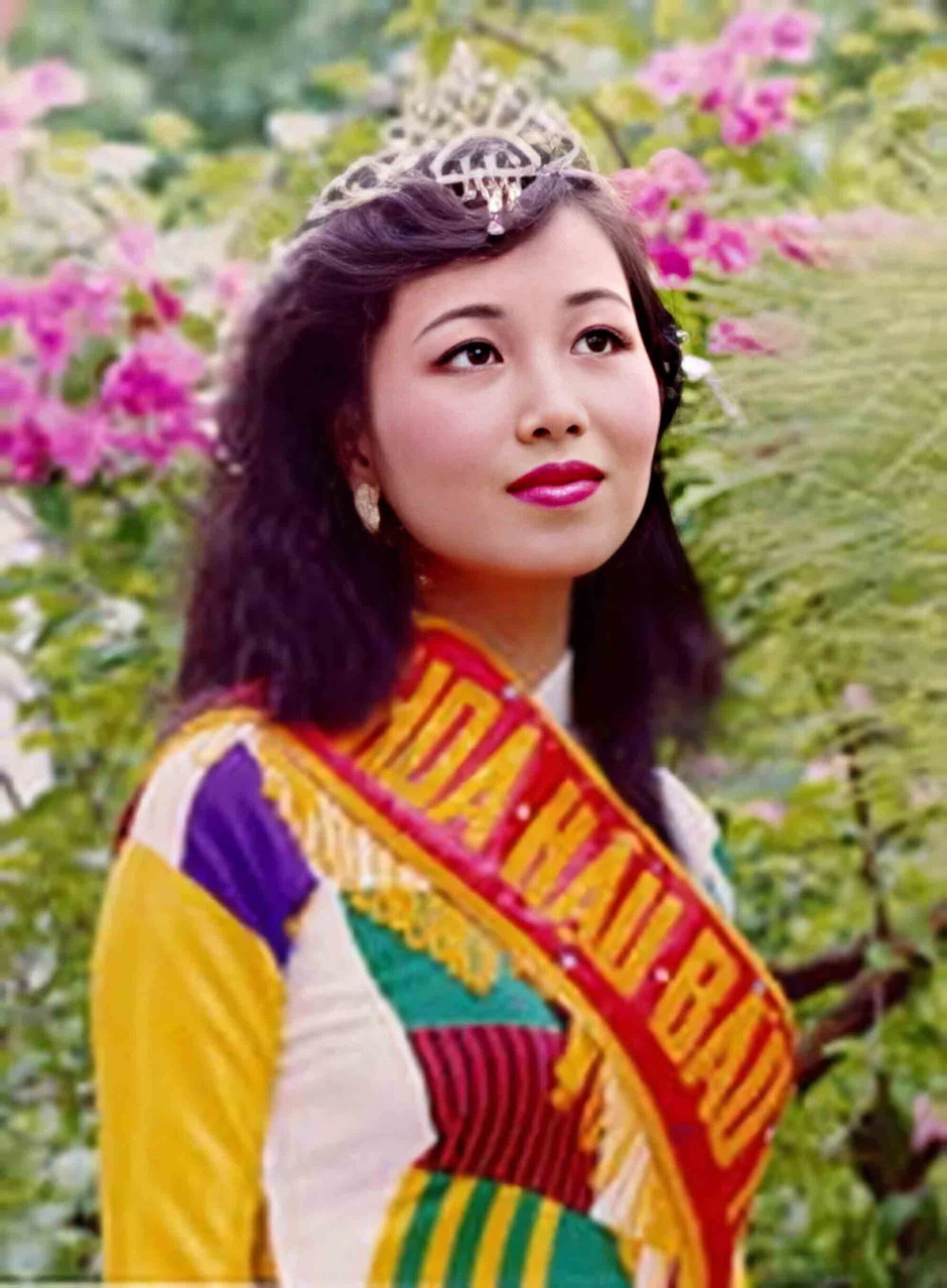 Nàng hậu dòng dõi "trâm anh thế phiệt", giữ kỷ lục thông thạo 5 ngoại ngữ Nàng hậu dòng dõi "trâm anh thế phiệt", giữ kỷ lục thông thạo 5 ngoại ngữ