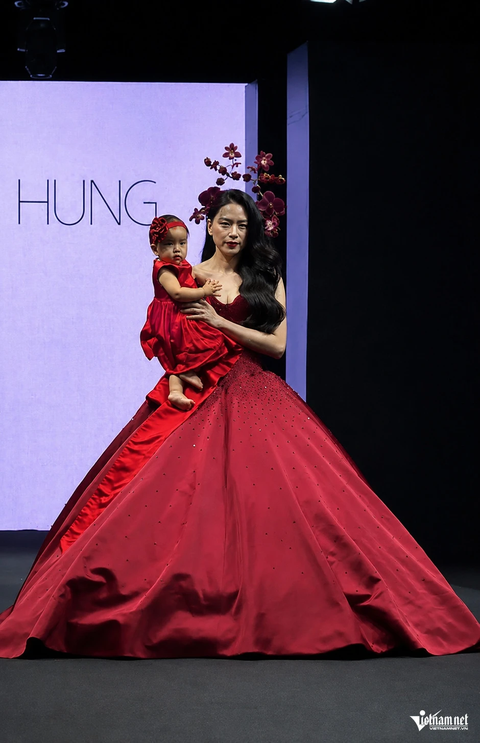 Negav chỉnh váy cho Uyển Ân, Ngô Thanh Vân bế con gái 1 tuổi diễn thời trang Negav chỉnh váy cho Uyển Ân, Ngô Thanh Vân bế con gái 1 tuổi diễn thời trang