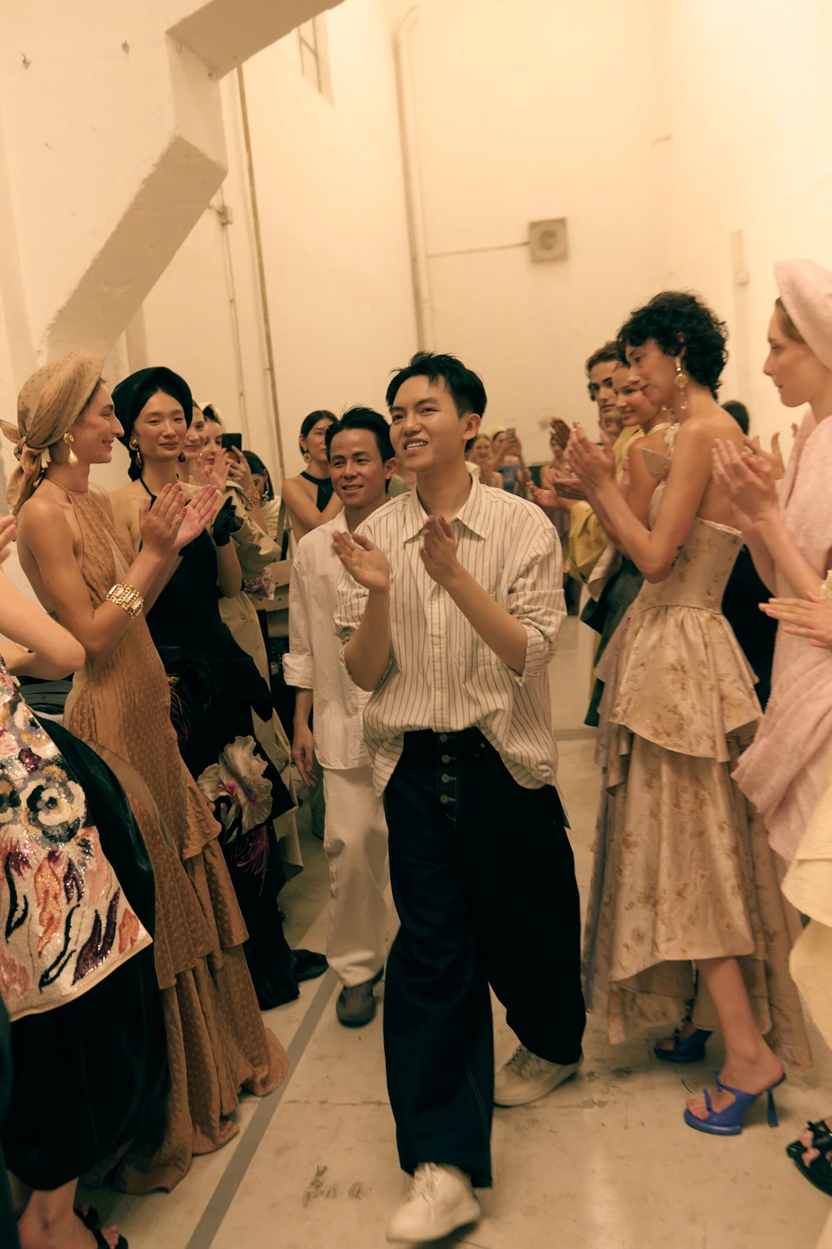 Nhà thiết kế Việt sinh năm 2000 có 3 show diễn tại Milan Fashion Week là ai? Nhà thiết kế Việt sinh năm 2000 có 3 show diễn tại Milan Fashion Week là ai?