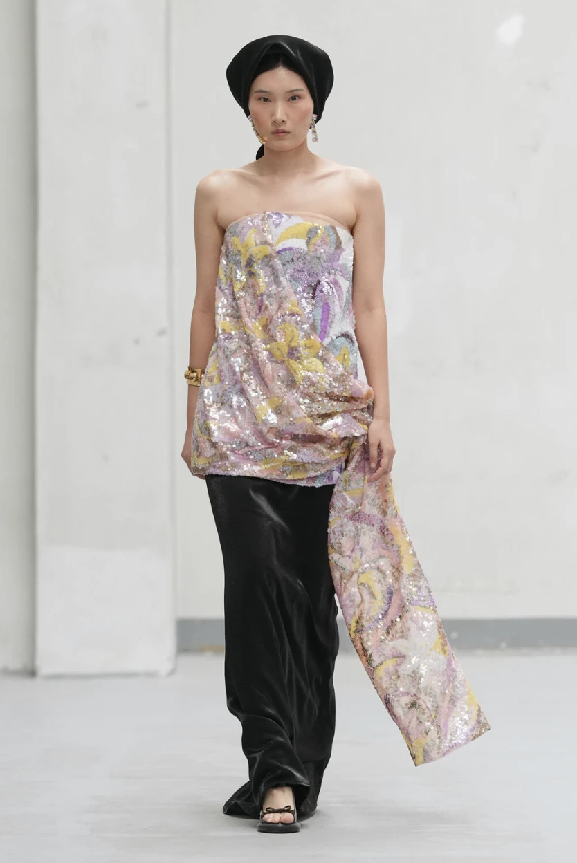Nhà thiết kế Việt sinh năm 2000 có 3 show diễn tại Milan Fashion Week là ai? Nhà thiết kế Việt sinh năm 2000 có 3 show diễn tại Milan Fashion Week là ai?