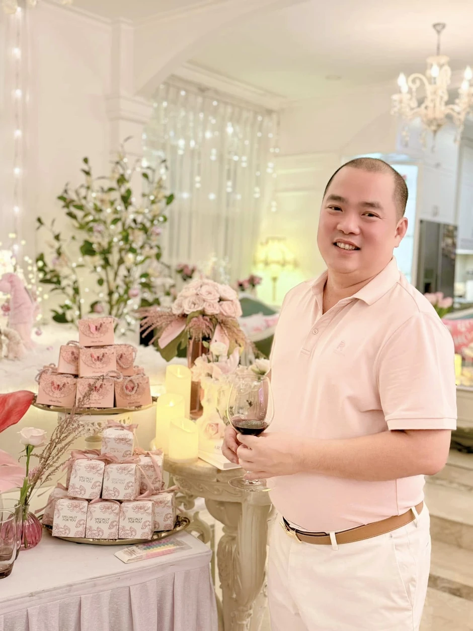 Nhạc sĩ Minh Khang: Từ "không có xu nào" đến cưới vợ siêu mẫu, sở hữu biệt thự 2 mặt tiền ở TP.HCM