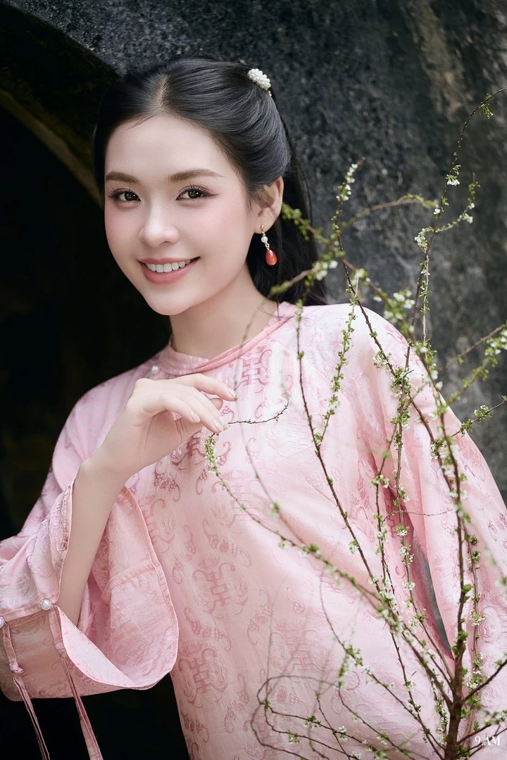 Nhan sắc trong trẻo, ngọt ngào của mỹ nhân mới phim giờ vàng 'Mùa hè năm ấy' Nhan sắc trong trẻo, ngọt ngào của mỹ nhân mới phim giờ vàng 'Mùa hè năm ấy'