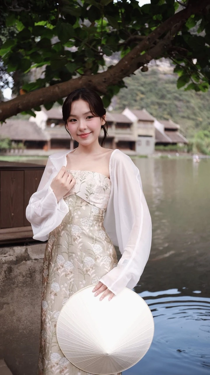 Nhan sắc trong trẻo, ngọt ngào của mỹ nhân mới phim giờ vàng 'Mùa hè năm ấy' Nhan sắc trong trẻo, ngọt ngào của mỹ nhân mới phim giờ vàng 'Mùa hè năm ấy'