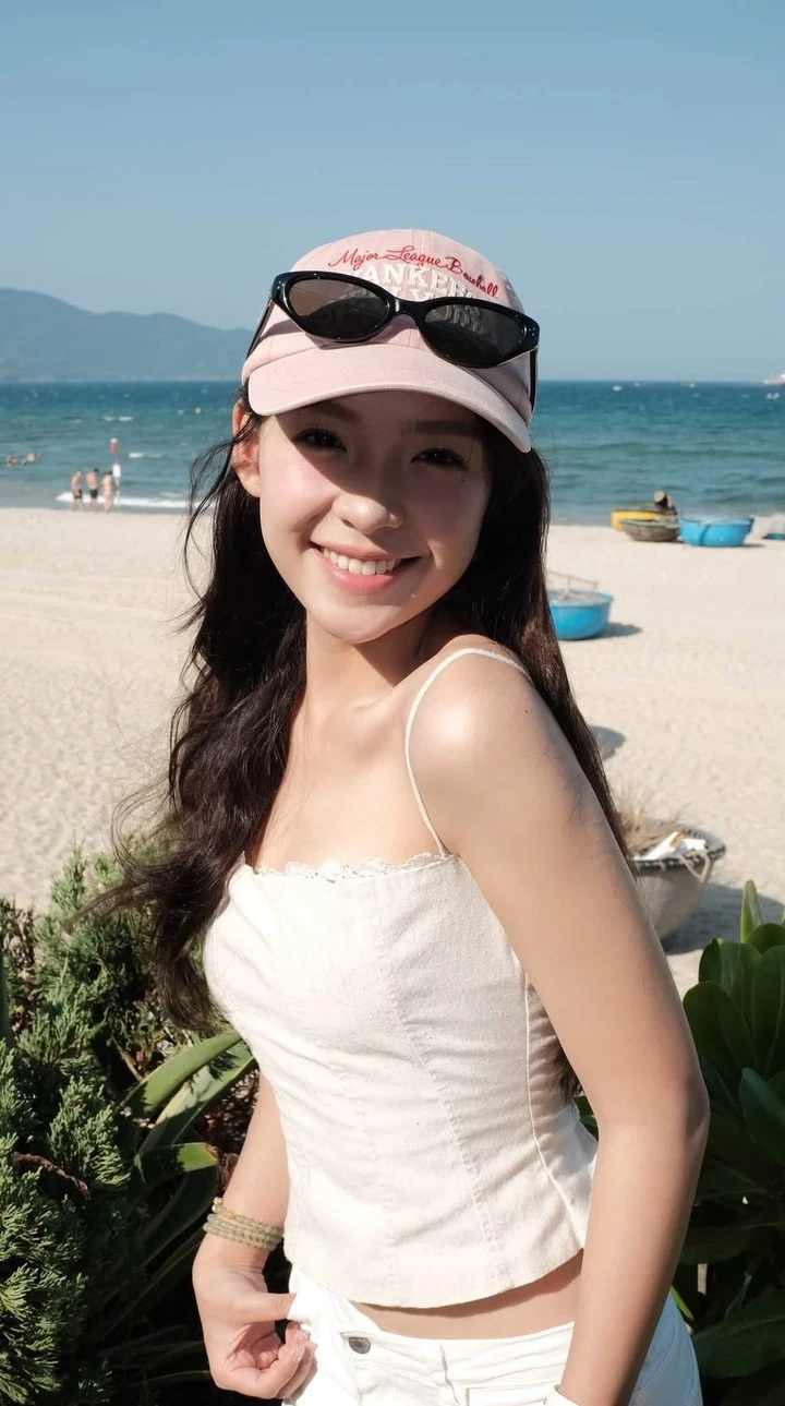 Nhan sắc trong trẻo, ngọt ngào của mỹ nhân mới phim giờ vàng 'Mùa hè năm ấy' Nhan sắc trong trẻo, ngọt ngào của mỹ nhân mới phim giờ vàng 'Mùa hè năm ấy'