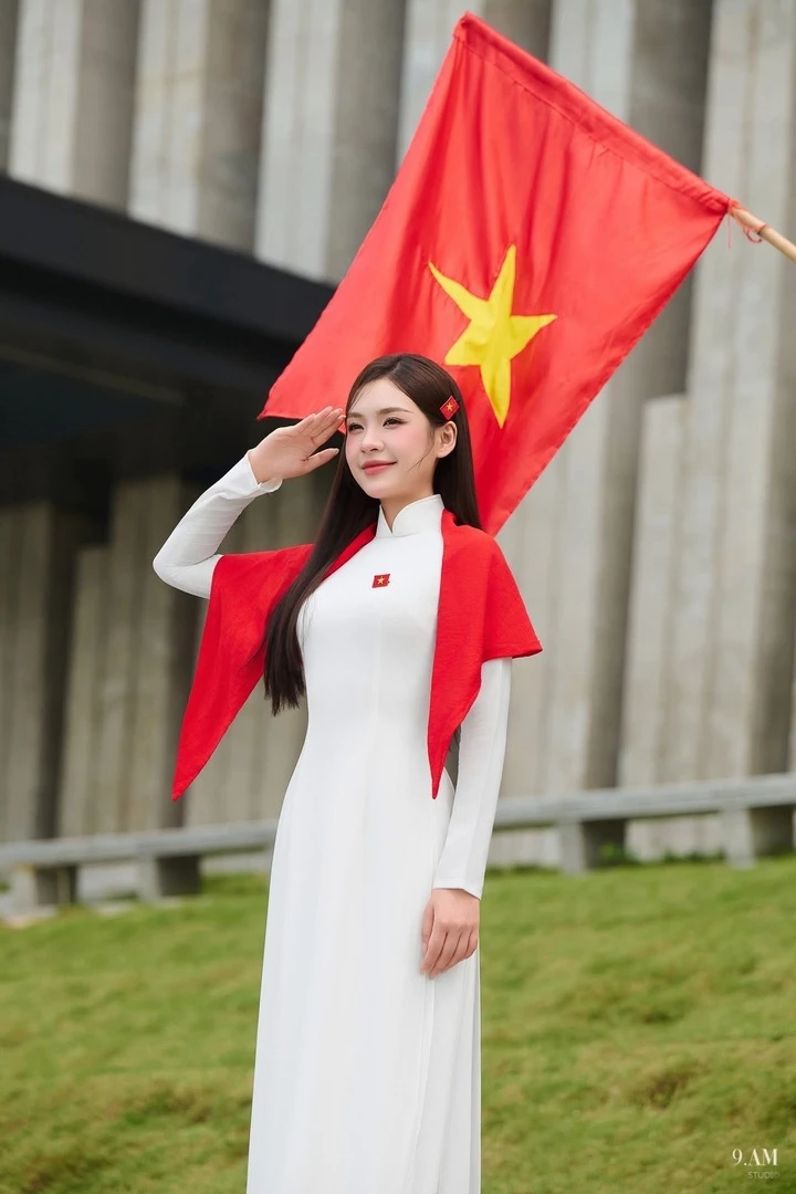 Nhan sắc trong trẻo, ngọt ngào của mỹ nhân mới phim giờ vàng 'Mùa hè năm ấy' Nhan sắc trong trẻo, ngọt ngào của mỹ nhân mới phim giờ vàng 'Mùa hè năm ấy'