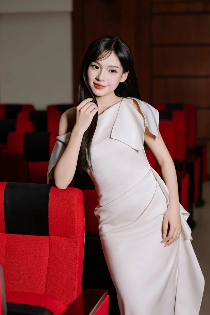 Nhan sắc trong trẻo, ngọt ngào của mỹ nhân mới phim giờ vàng 'Mùa hè năm ấy' Nhan sắc trong trẻo, ngọt ngào của mỹ nhân mới phim giờ vàng 'Mùa hè năm ấy'