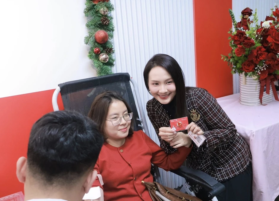 NSND Công Lý hạnh phúc bên vợ trẻ, hình ảnh hiếm thấy của Bảo Thanh