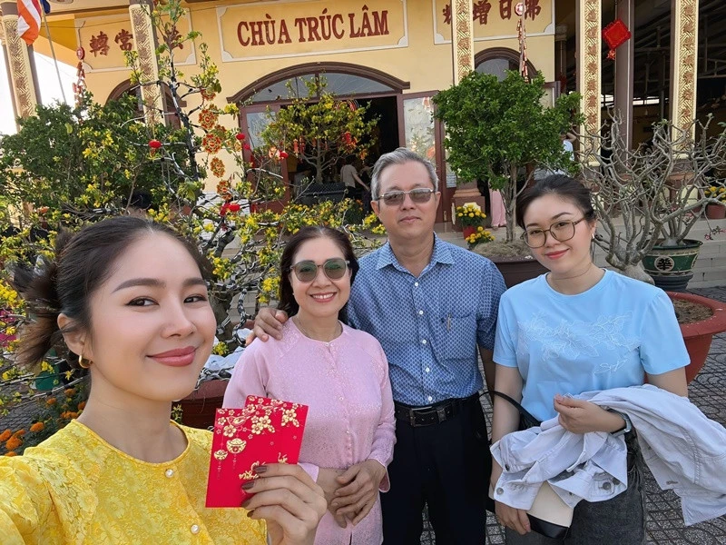 NSND Công Lý hạnh phúc bên vợ trẻ, hình ảnh hiếm thấy của Bảo Thanh