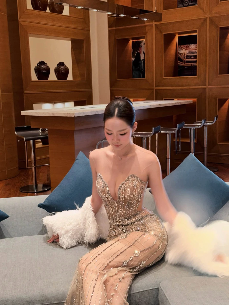NSND Phạm Phương Thảo làm duyên trong vườn bưởi, Sơn Tuyền U70 chăm chạy bộ NSND Phạm Phương Thảo làm duyên trong vườn bưởi, Sơn Tuyền U70 chăm chạy bộ