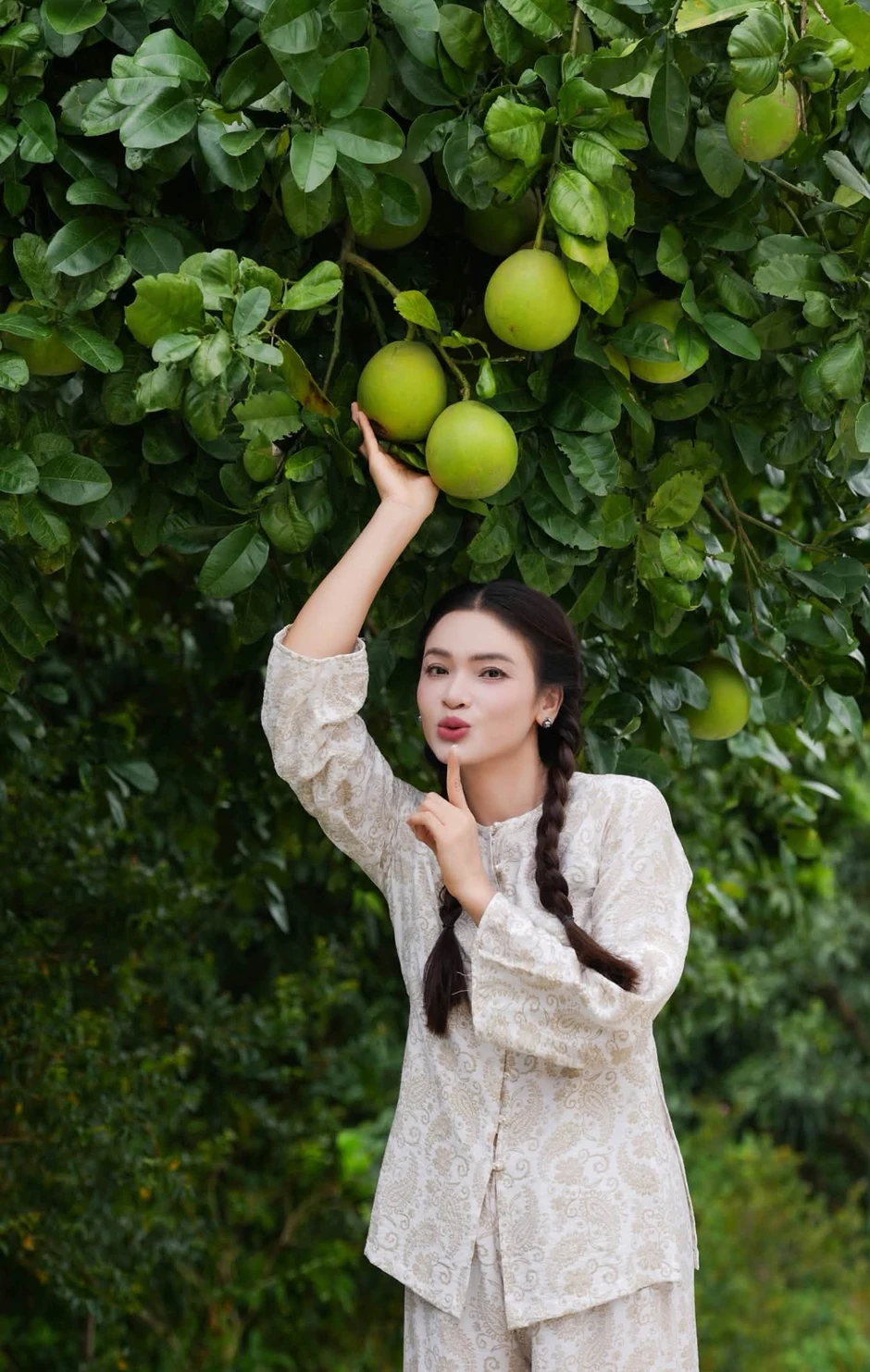 NSND Phạm Phương Thảo làm duyên trong vườn bưởi, Sơn Tuyền U70 chăm chạy bộ NSND Phạm Phương Thảo làm duyên trong vườn bưởi, Sơn Tuyền U70 chăm chạy bộ