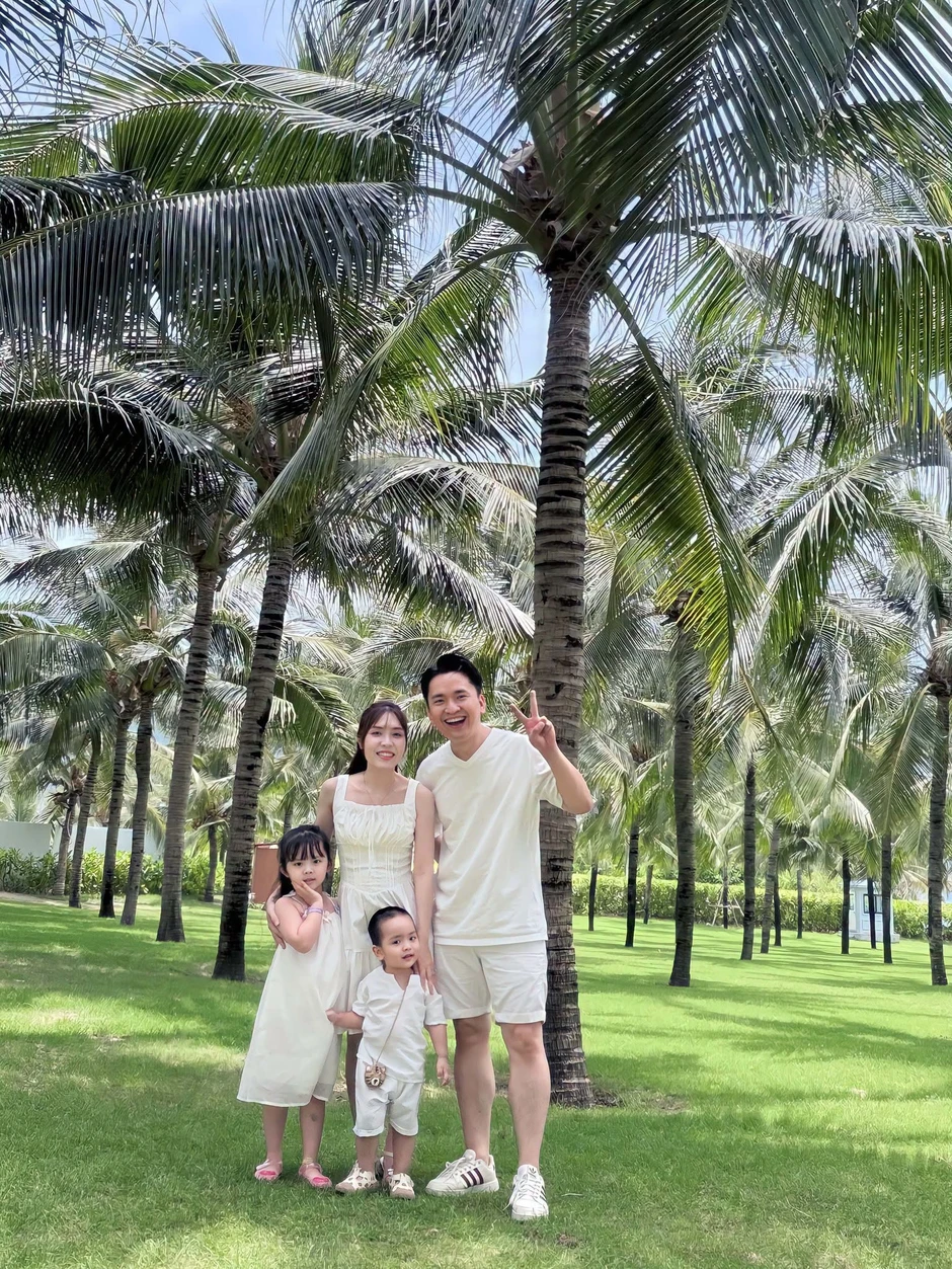 NSND Phạm Phương Thảo làm duyên trong vườn bưởi, Sơn Tuyền U70 chăm chạy bộ NSND Phạm Phương Thảo làm duyên trong vườn bưởi, Sơn Tuyền U70 chăm chạy bộ