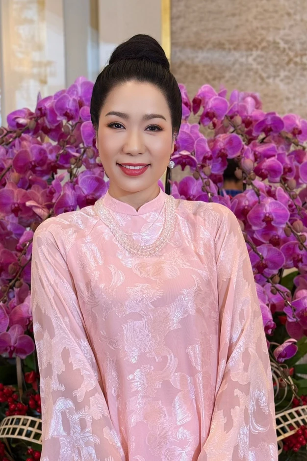NSND Trịnh Kim Chi tuổi 55 học Tiến sĩ, được chồng đại gia hết lòng hậu thuẫn