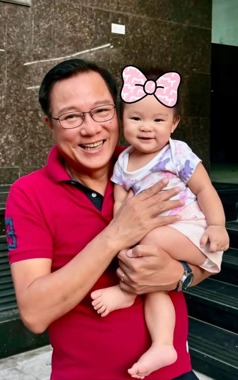 NSND Trọng Trinh tuổi 70 vẫn trẻ khoẻ, bị vợ kém 16 tuổi phàn nàn và cháu nội nhầm tên NSND Trọng Trinh tuổi 70 vẫn trẻ khoẻ, bị vợ kém 16 tuổi phàn nàn và cháu nội nhầm tên