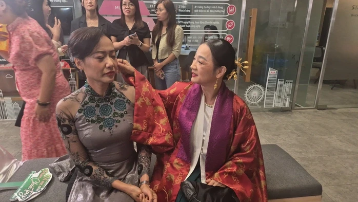 NSƯT Mỹ Duyên: "Hoang mang, sợ bị cười khi làm thầy bói!" NSƯT Mỹ Duyên: "Hoang mang, sợ bị cười khi làm thầy bói!"