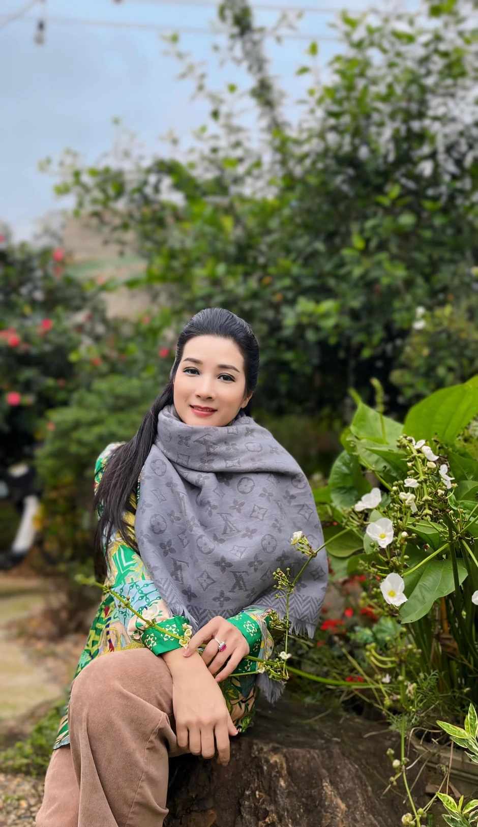 NSƯT Thanh Thanh Hiền U60 giàu có, đẹp căng tràn, nhiều người si mê tặng vàng