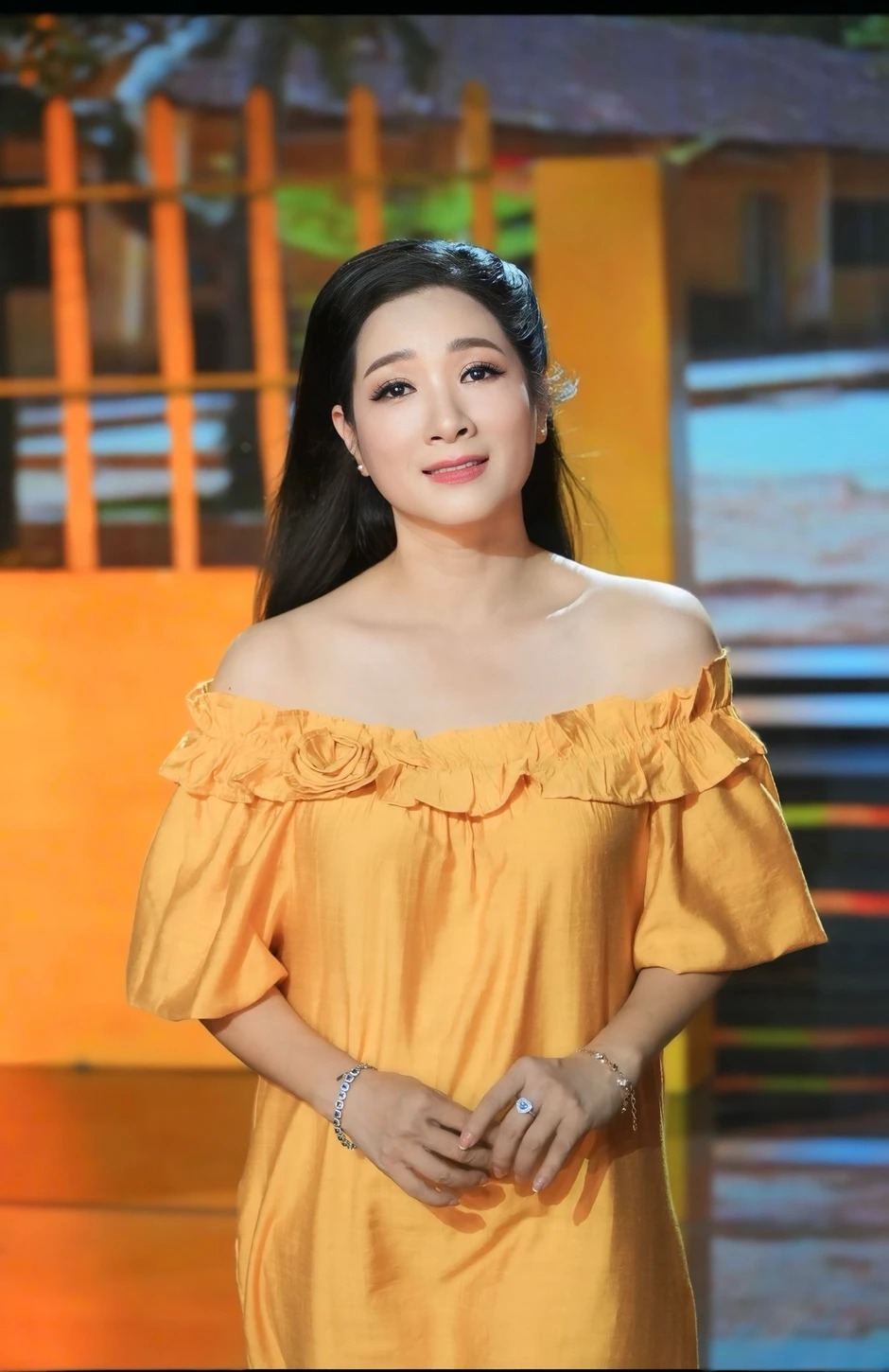 NSƯT Thanh Thanh Hiền U60 giàu có, đẹp căng tràn, nhiều người si mê tặng vàng