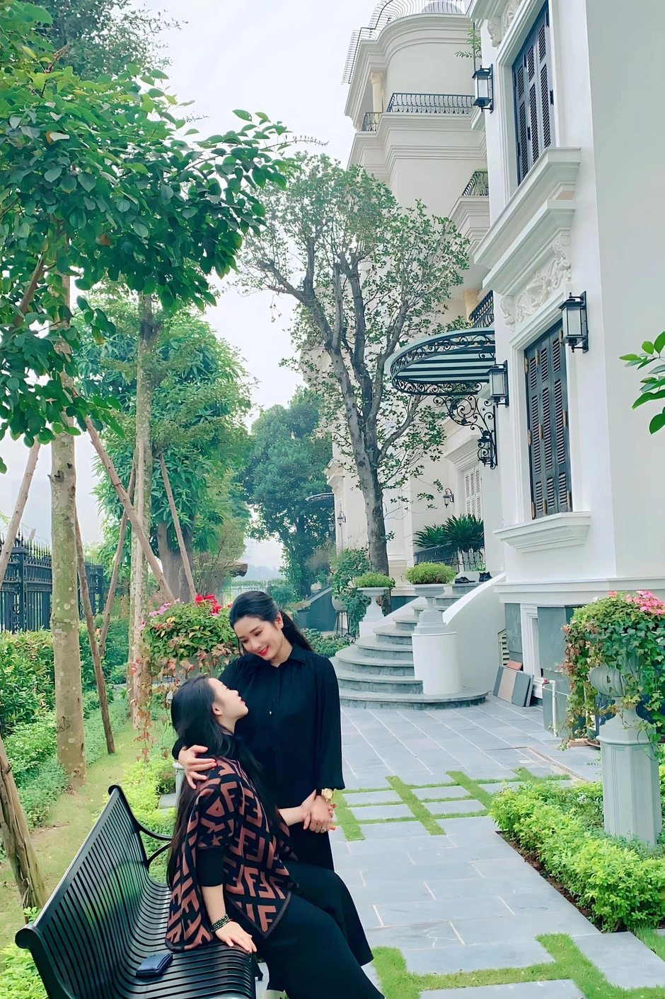 NSƯT Thanh Thanh Hiền U60 giàu có, đẹp căng tràn, nhiều người si mê tặng vàng