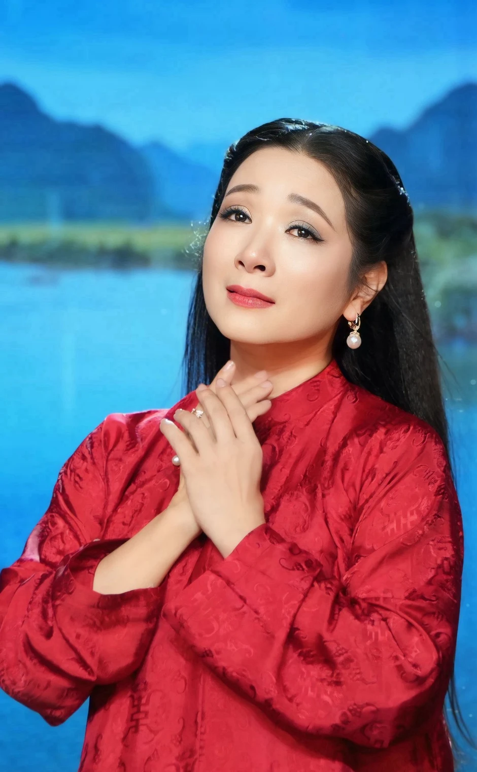 NSƯT Thanh Thanh Hiền U60 giàu có, đẹp căng tràn, nhiều người si mê tặng vàng