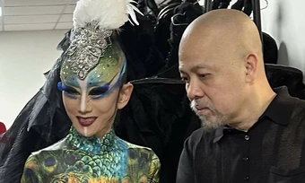 NTK Đức Hùng tặng 'chim công' Dương Lệ Bình áo dài