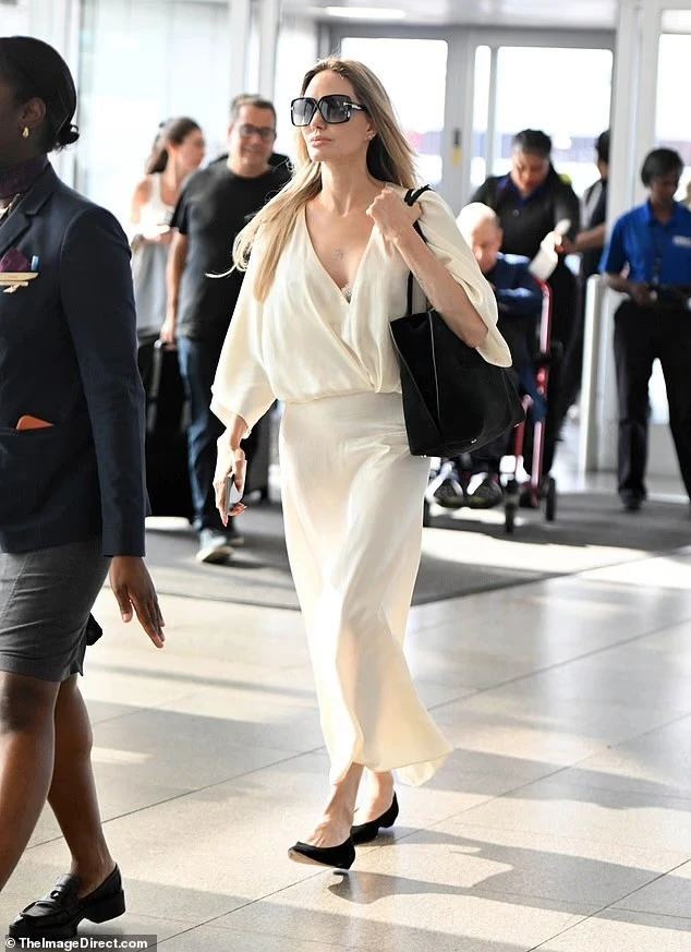 Nữ diễn viên Angelina Jolie sexy hiếm thấy ở tuổi 51 Nữ diễn viên Angelina Jolie sexy hiếm thấy ở tuổi 51