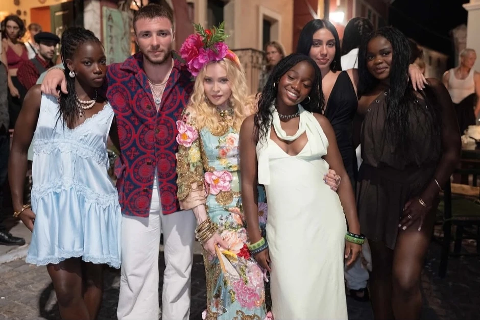 'Nữ hoàng nhạc Pop' Madonna đón tuổi 68 bên bạn trai kém 38 tuổi và 5 người con