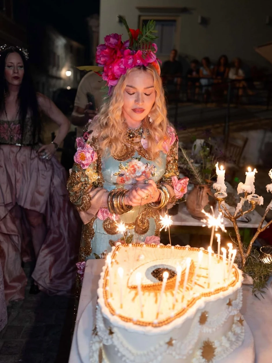 'Nữ hoàng nhạc Pop' Madonna đón tuổi 68 bên bạn trai kém 38 tuổi và 5 người con