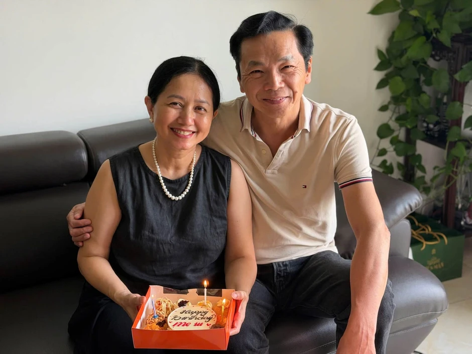 PGS.TS Tân Nhàn làm duyên, ca sĩ Hoàng Thùy Linh trở lại xinh đẹp PGS.TS Tân Nhàn làm duyên, ca sĩ Hoàng Thùy Linh trở lại xinh đẹp