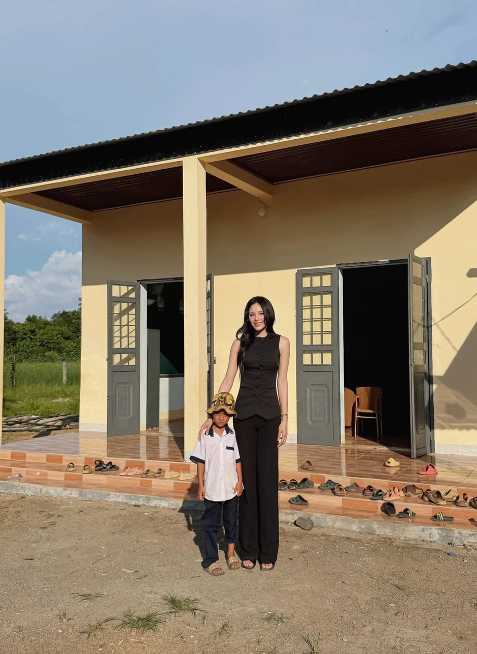 PGS.TS Tân Nhàn làm duyên, ca sĩ Hoàng Thùy Linh trở lại xinh đẹp PGS.TS Tân Nhàn làm duyên, ca sĩ Hoàng Thùy Linh trở lại xinh đẹp