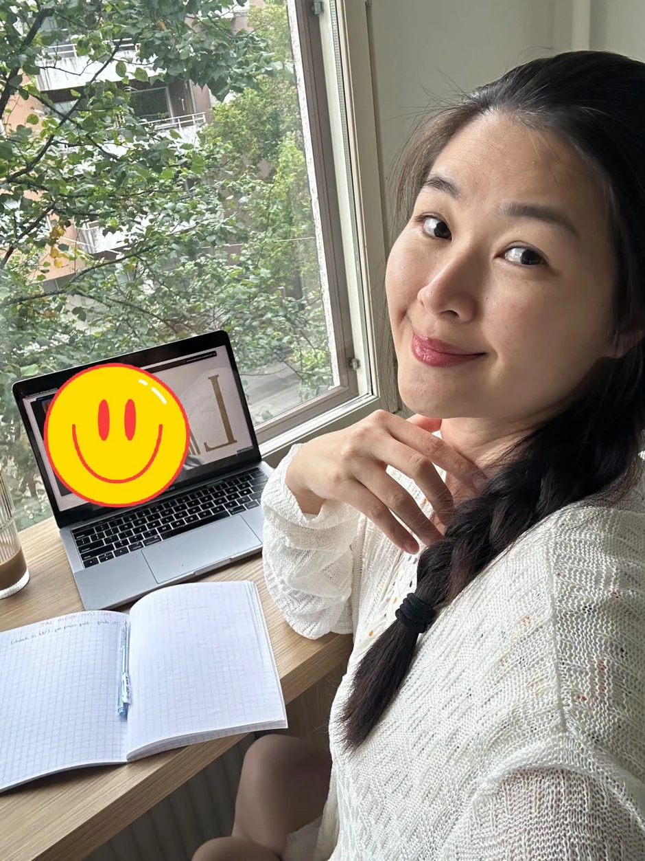 PGS.TS Tân Nhàn làm duyên, ca sĩ Hoàng Thùy Linh trở lại xinh đẹp PGS.TS Tân Nhàn làm duyên, ca sĩ Hoàng Thùy Linh trở lại xinh đẹp