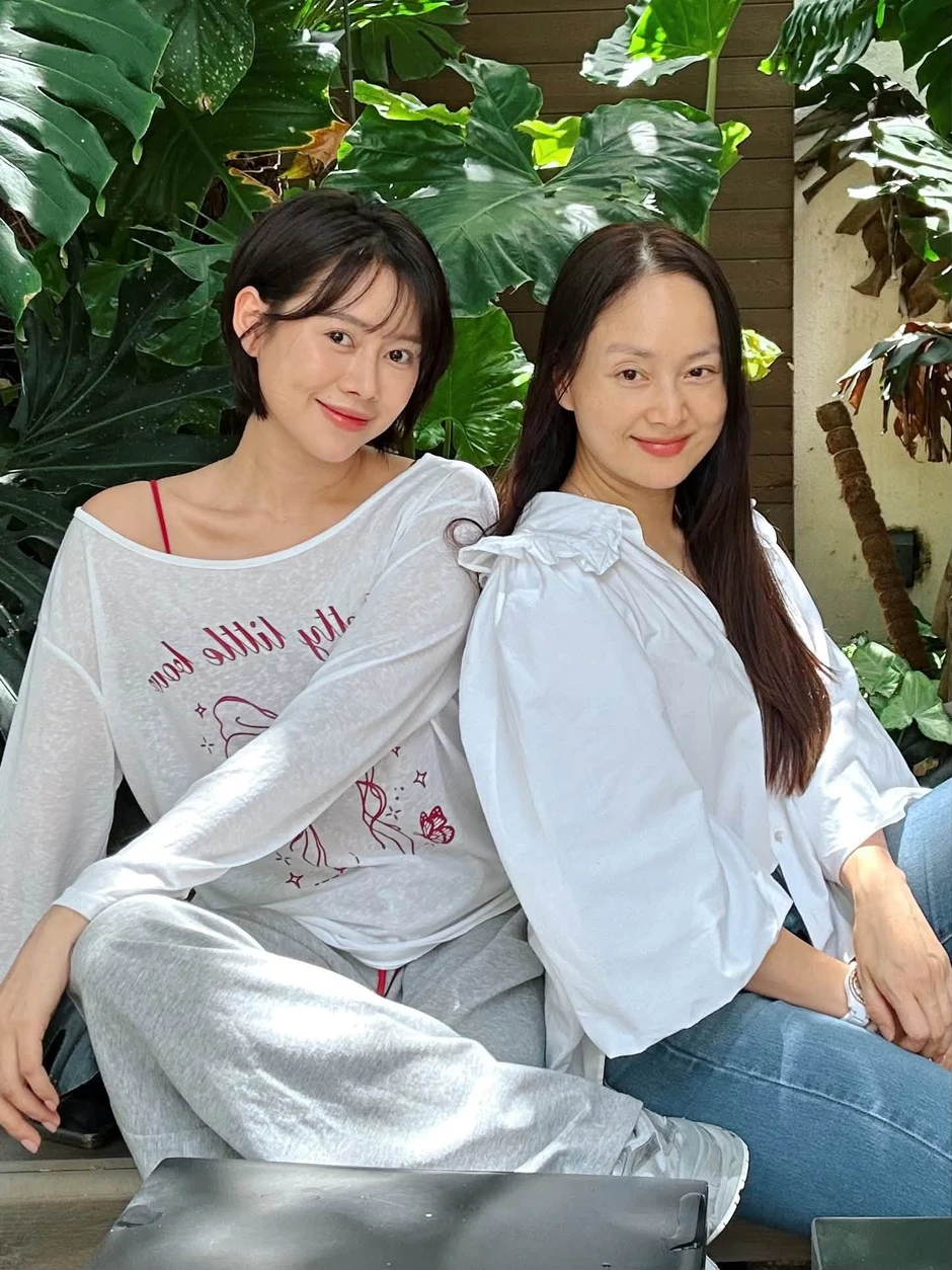 PGS.TS Tân Nhàn làm duyên, ca sĩ Hoàng Thùy Linh trở lại xinh đẹp PGS.TS Tân Nhàn làm duyên, ca sĩ Hoàng Thùy Linh trở lại xinh đẹp