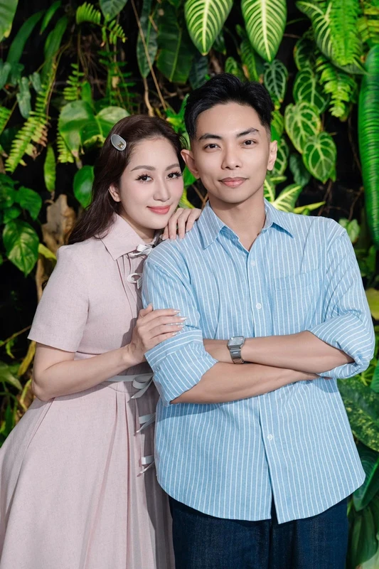 Phan Hiển nịnh vợ Khánh Thi hết lời, NSND Việt Anh đưa vợ kém 36 tuổi đi du lịch Phan Hiển nịnh vợ Khánh Thi hết lời, NSND Việt Anh đưa vợ kém 36 tuổi đi du lịch
