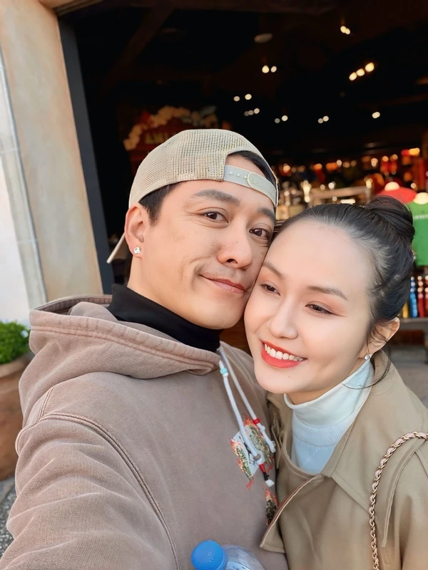 Phan Hiển nịnh vợ Khánh Thi hết lời, NSND Việt Anh đưa vợ kém 36 tuổi đi du lịch Phan Hiển nịnh vợ Khánh Thi hết lời, NSND Việt Anh đưa vợ kém 36 tuổi đi du lịch